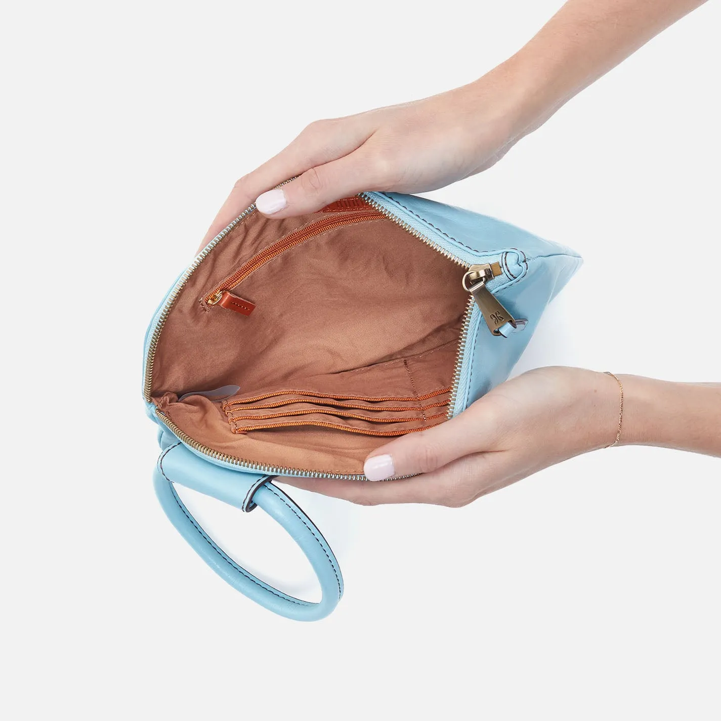 Sable Wristlet In Polished Leather - Stratosphere